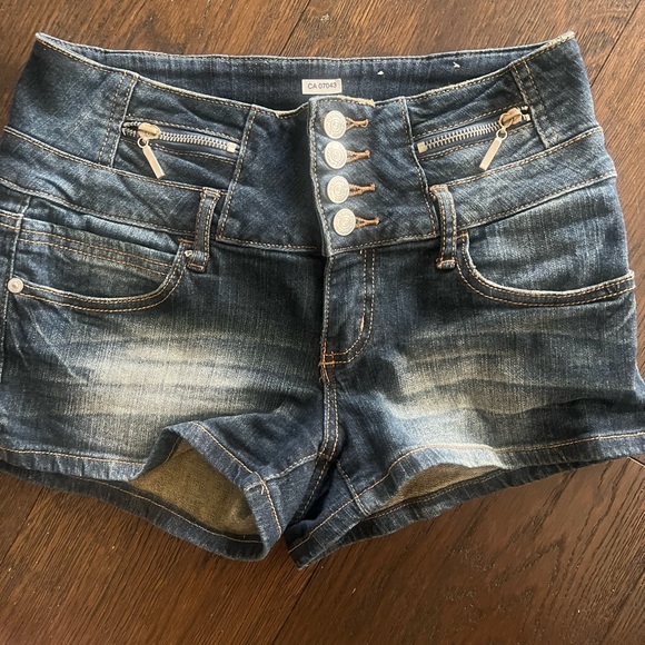 Super cute shorts - Picture 1 of 3